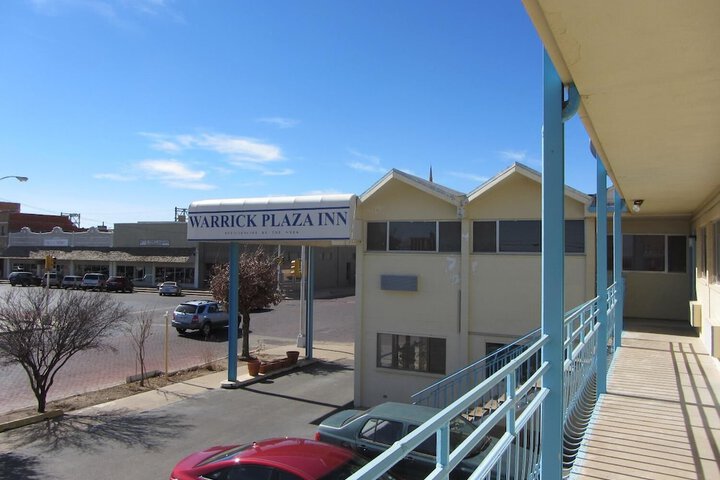 Warrick Plaza Inn