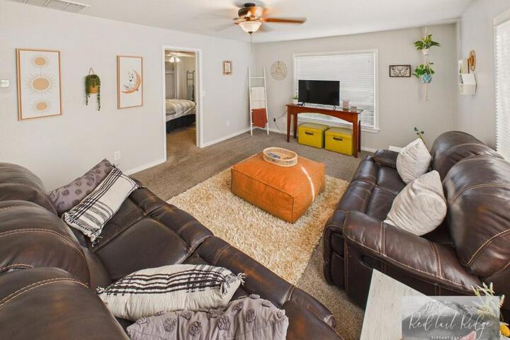 Main St. New with AC Monthly stays Charming Cottage KING BED