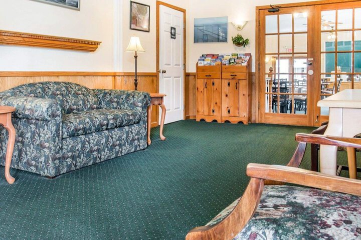 Quality Inn & Suites Mackinaw City Beachfront