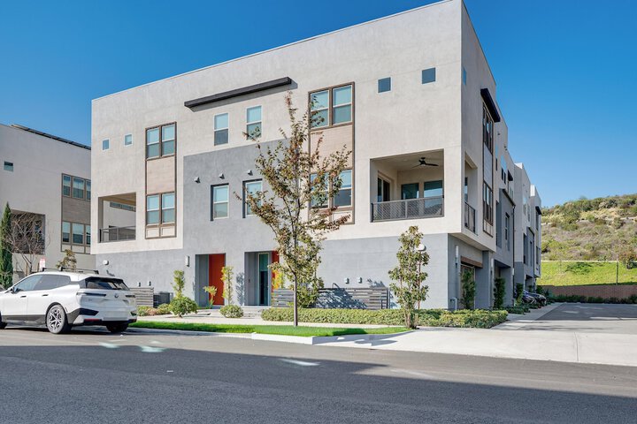 12 Mi to Dtla! Multi-level Charmer w / Pool Access