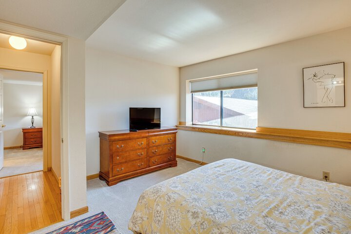 1 Mi to Diamond Peak: Townhome w / Lake Views