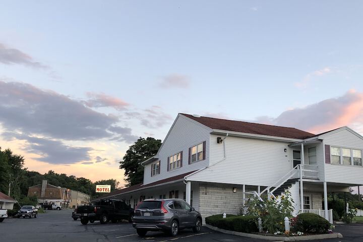 Chisholms Motor Inn