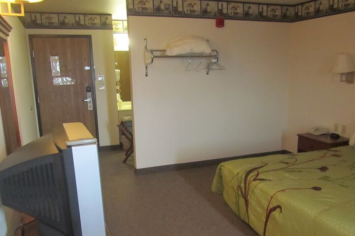 Room 13 of 36