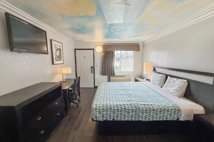 Room 4 of 18