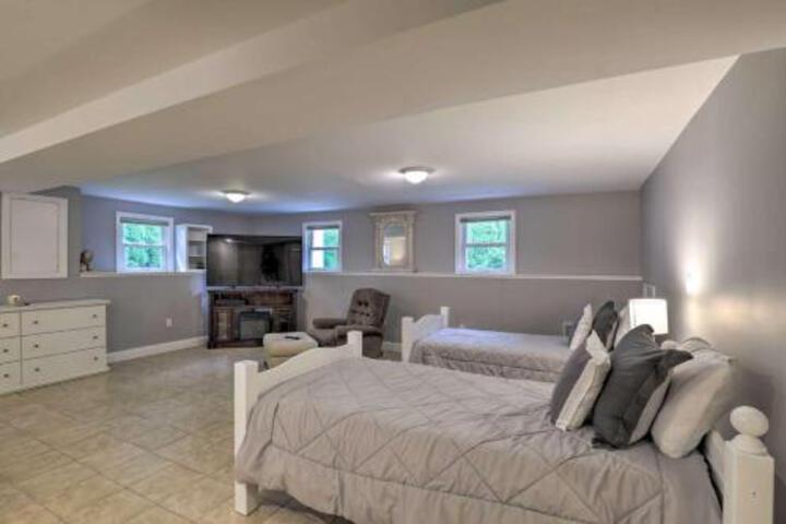 Cozy Quiet Getaway Surrounded by Nature 19 Miles To Downtown Boston