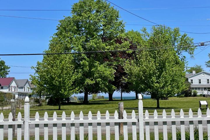 Drop Anchor Cottages and Lake House