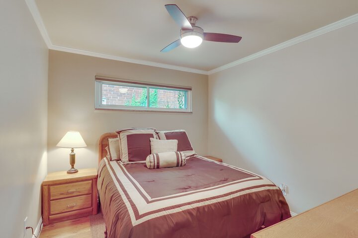 Royal Oak Home: 13 Mi to Downtown Detroit