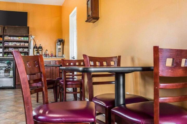 Econo Lodge Inn & Suites North Syracuse Airport