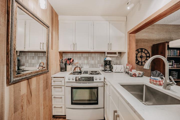 84SW - Sauna - Soaker Tub - Fireplace - Sleeps 6