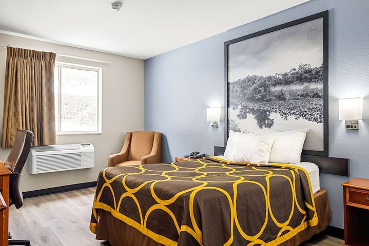 Super 8 by Wyndham Pittsburgh / Monroeville