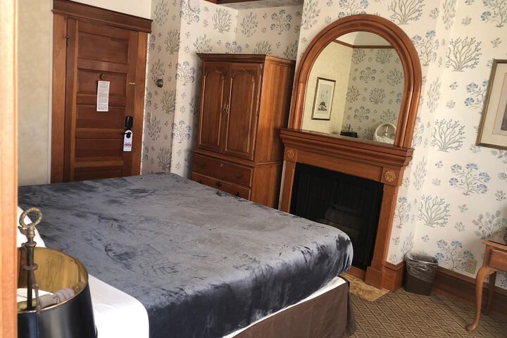 Room 42 of 85