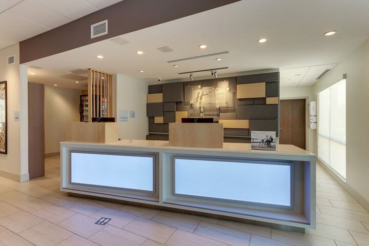 Holiday Inn Express & Suites Roanoke – Civic Center by IHG