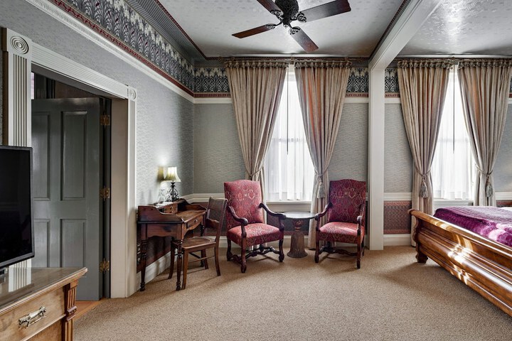 Room 33 of 128
