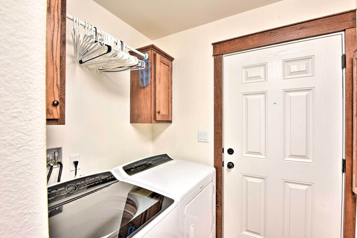 Gorgeous Twin Lakes Home w / Deck Overlooking Mtns!