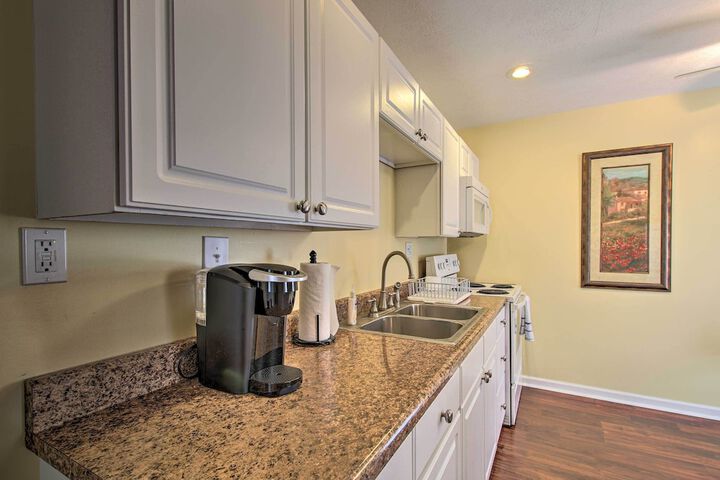 Cottage w / Yard Walk to Historic Attractions
