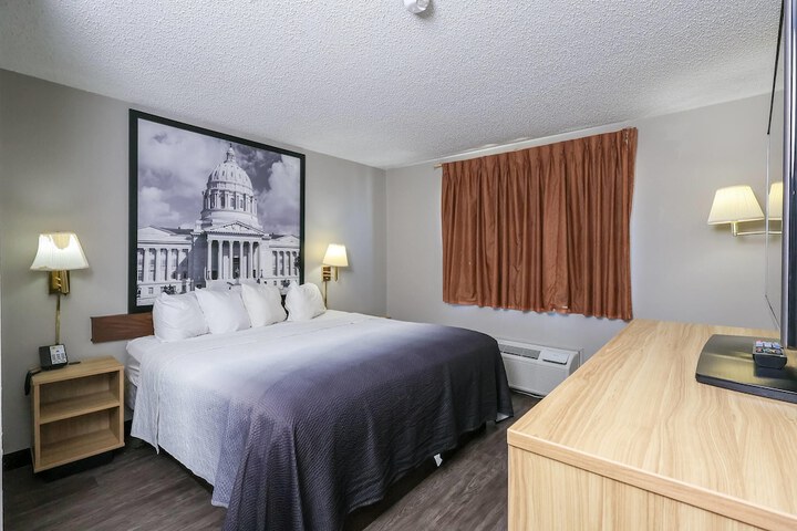 Super 8 by Wyndham Smithville / Kansas City
