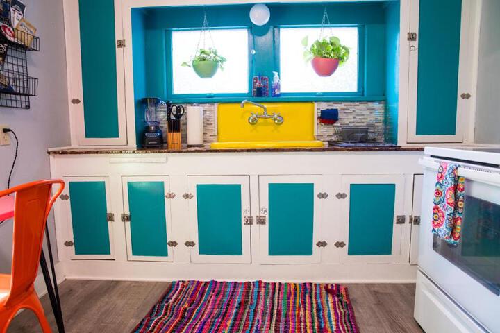 The Bluebird Cottage Style Cabin with Hot Tub near Turner Falls and Casinos
