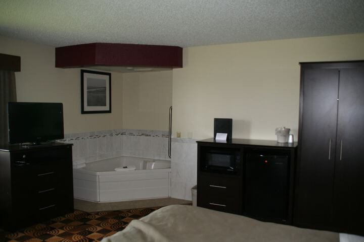 AmericInn by Wyndham Elkhorn Near Lake Geneva
