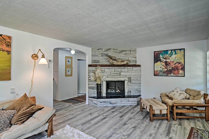Stylish Dog-friendly Bungalow: Steps to Elk Lake