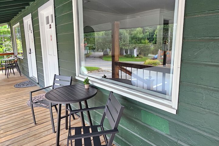 CedarWood Inn