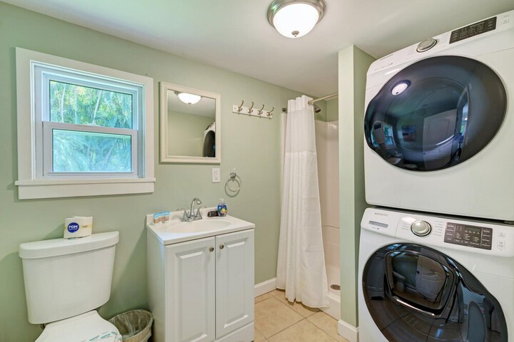 Cottage Haven-one Minute Walk To The Beach-private Yards-keyless Locks