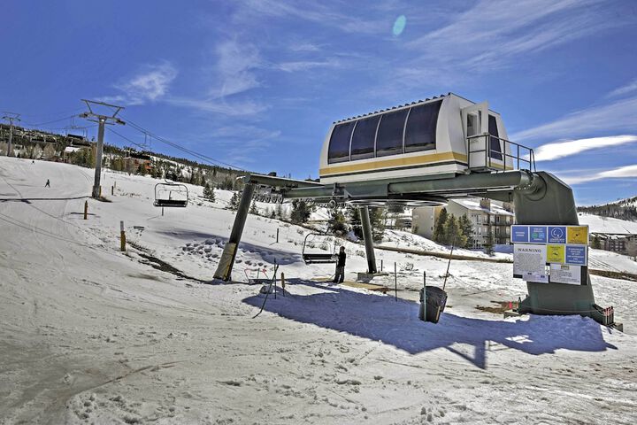 Ski-in / ski-out Granby Ranch Escape With Balcony!