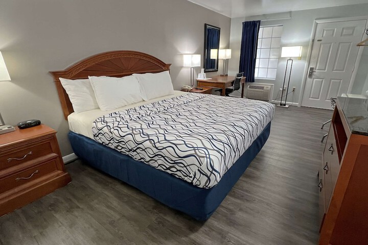 Room 4 of 8