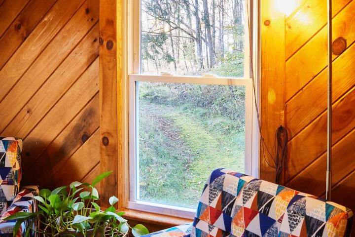 Cozy Cottage with Jacuzzi Sauna, Fire Pit and Reading Nook!
