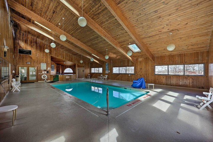 1 Mi to Skiing: Beech Mountain Condo w / Fireplace!