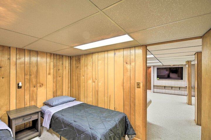 Bluefield Retreat w / Pool Table: Near Parks!
