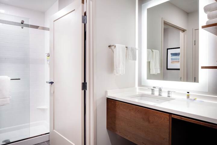 Staybridge Suites Iowa City Coralville by IHG