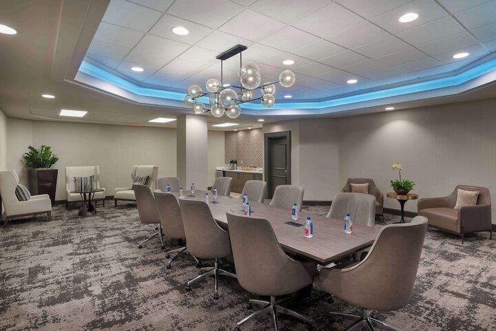 Hilton Indianapolis Hotel & Suites