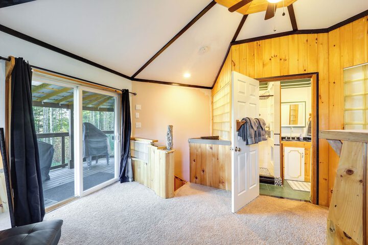 Unique West Jefferson Home w / Fire Pit & Grill!