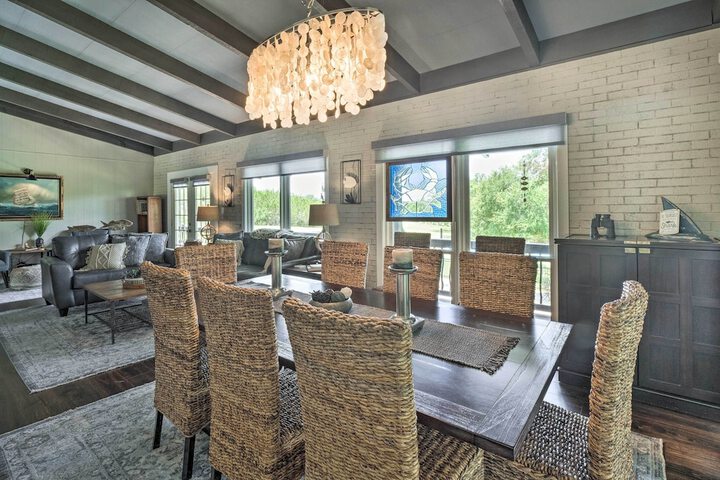 Chic Family-friendly Home With Outdoor Oasis!