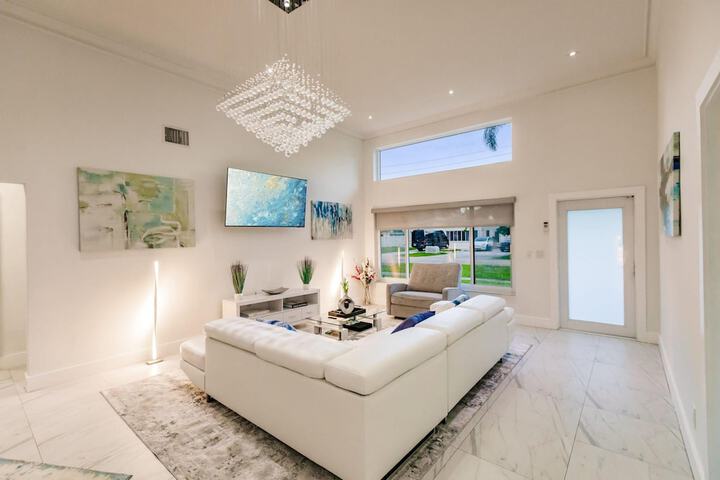 Stylish Aventura Home With Pool on Intercostal