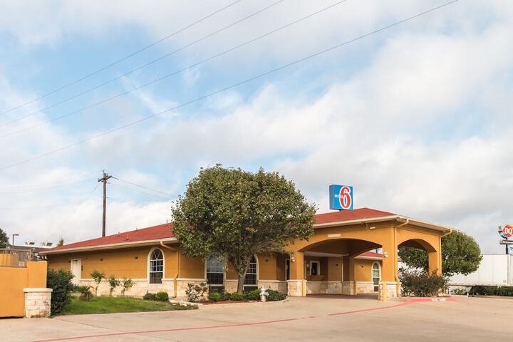 Motel 6 Alvarado TX