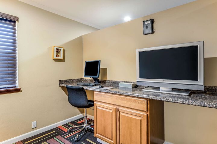 Business Center 34 of 34