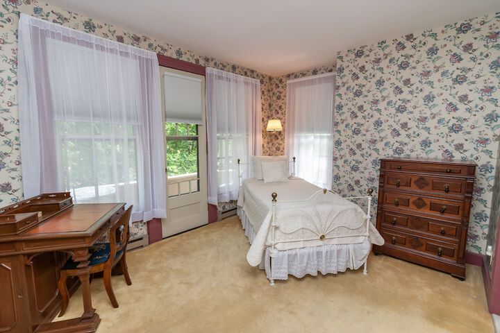 Room 32 of 41