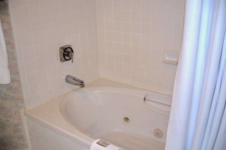 Hot Tub 34 of 36