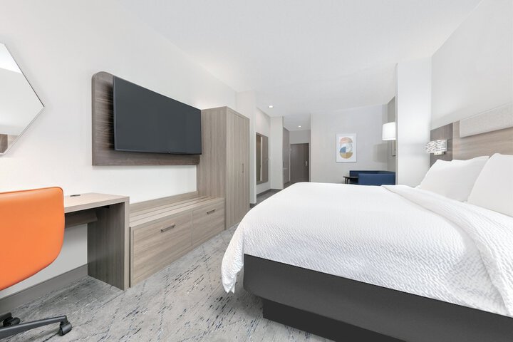 Holiday Inn Express Hotel & Suites Winnie by IHG