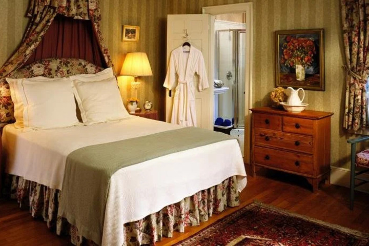 HOME HILL INN