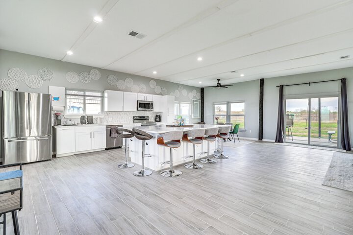 Modern Farmhouse in Del Valle: Rural Setting!