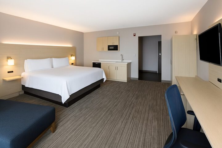 Holiday Inn Express & Suites Ft. Myers Beach-Sanibel Gateway by IHG