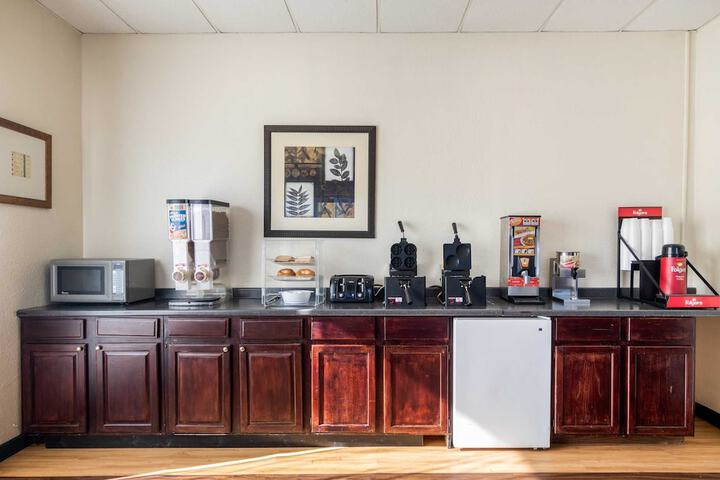 Econo Lodge Inn & Suites Conference Center
