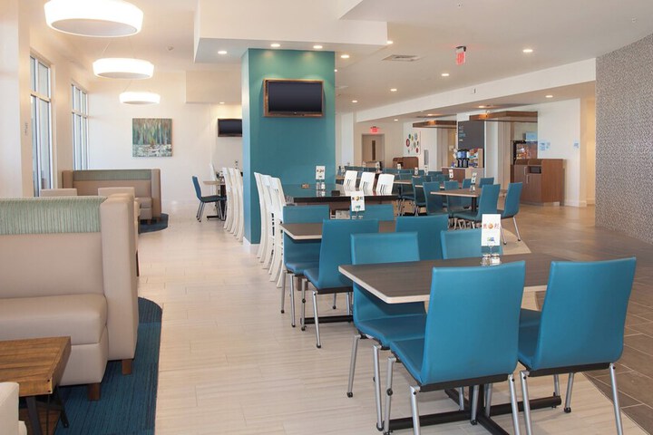Holiday Inn Express & Suites Panama City Beach - Beachfront by IHG
