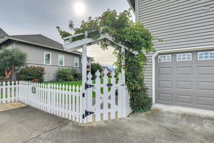 Idyllic Enumclaw Studio w / Mount Rainier Views
