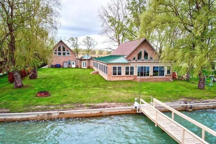 Newer Cottage on the Lake ample space for boats