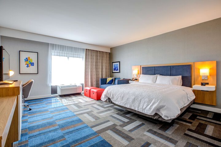 Hampton Inn & Suites Boston / Waltham