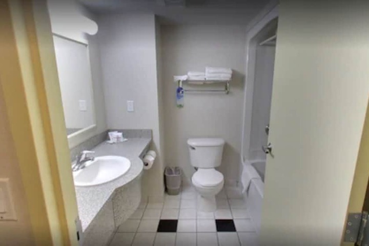 Room 16 of 77