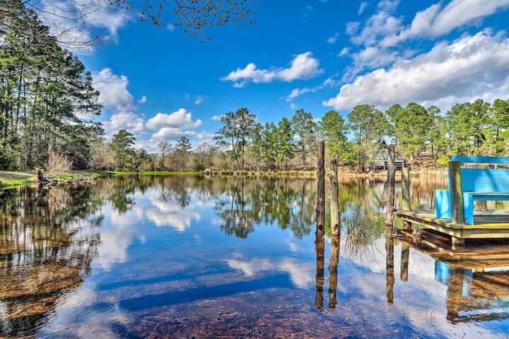 Lodge on Lake Siesta: Spacious La Grange Retreat!
